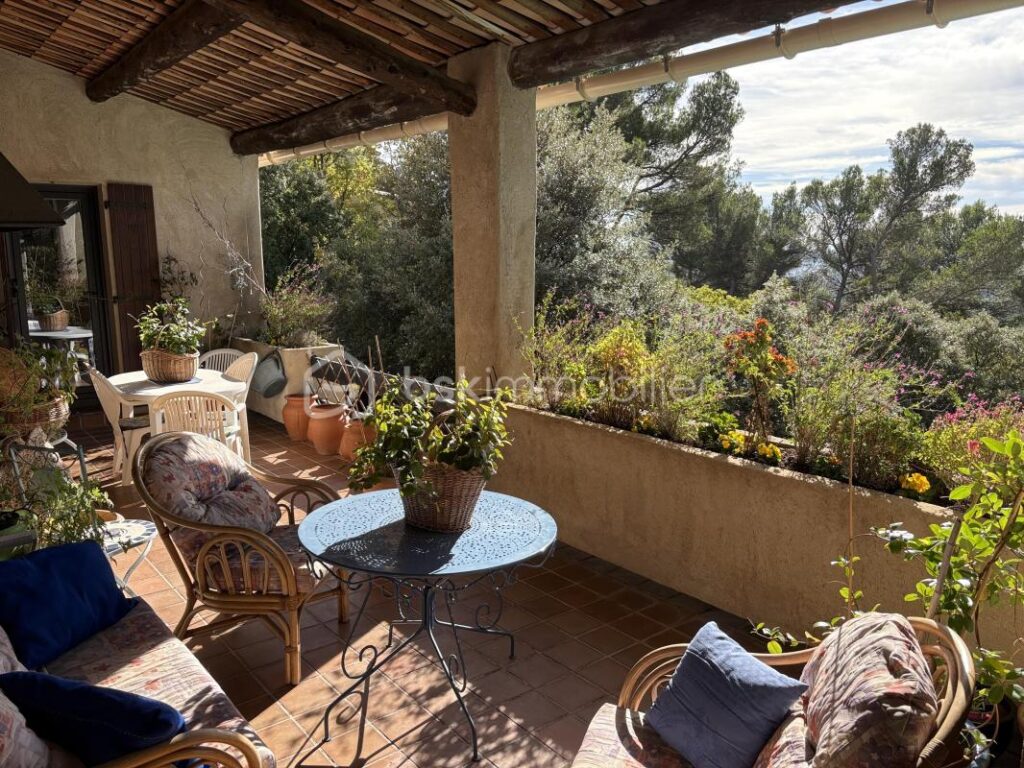 Maison traditionnel (4 chambres) dans la colline au calme, vue dominante – 5 pièces – 4 chambres – 170 m²