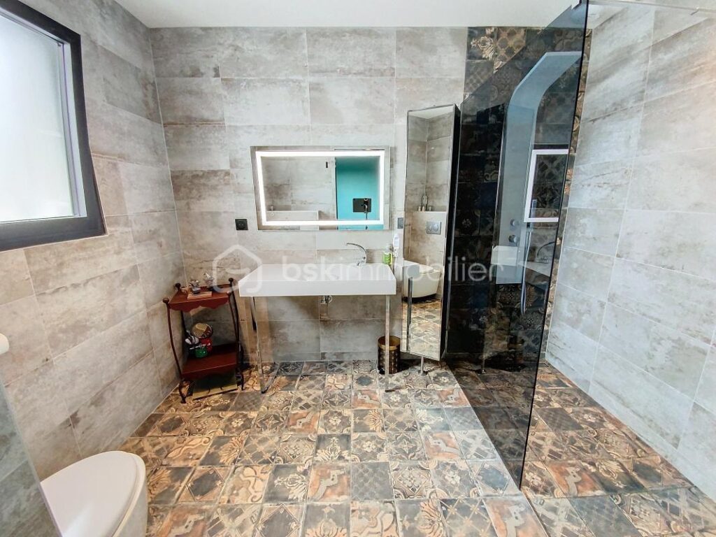 PERLE RARE AU MONT SAINT-LOUP – 5 pièces – 3 chambres – 190 m²