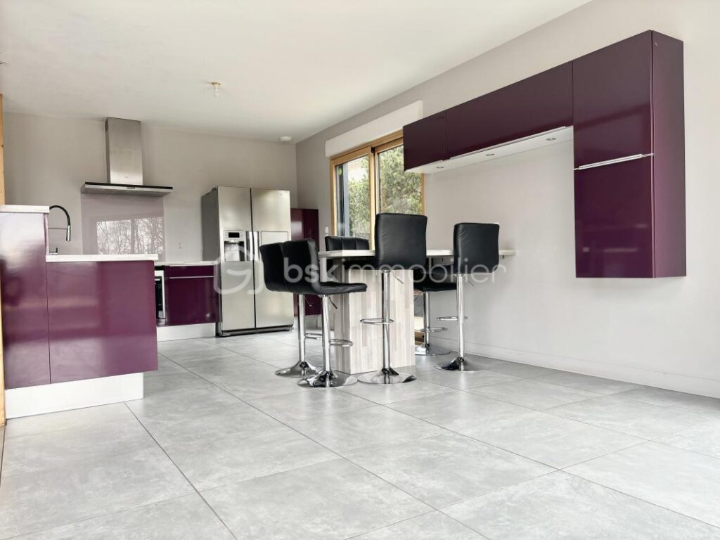 Maison d’architecte de 173m2 avec terrain de 993m2 – 6 pièces – 5 chambres – 173 m²