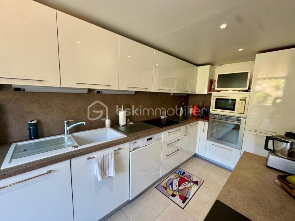 Rare à Menton – Grand duplex lumineux au dernier étage, avec terrasse et vue dégagée – 4 pièces – 3 chambres – 95 m²