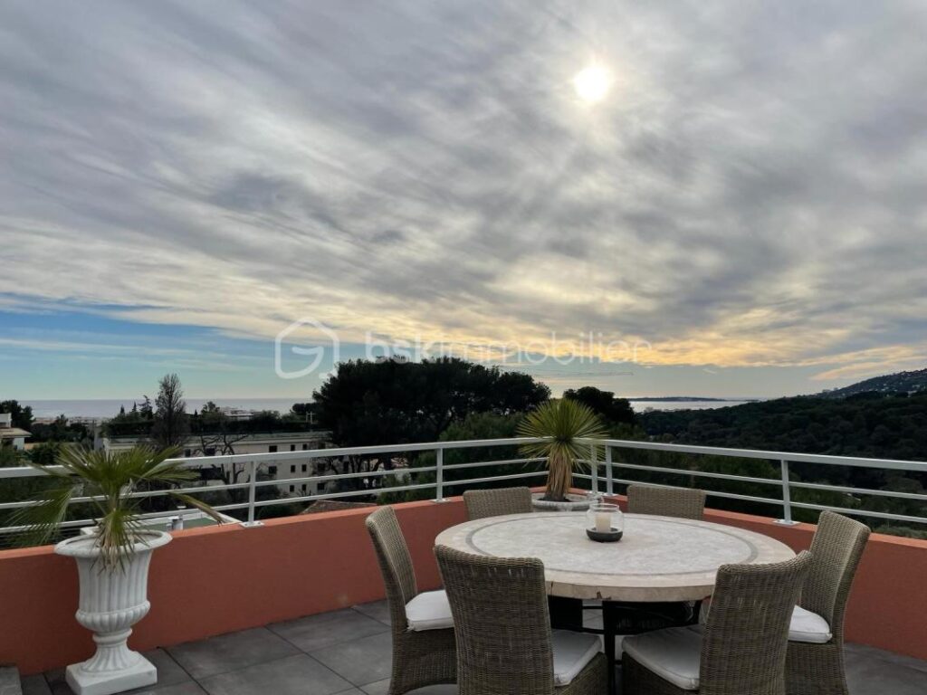 L’Exception Panoramique : Penthouse & Rooftop entre Nice et Cannes – 4 pièces – 3 chambres – 118 m²