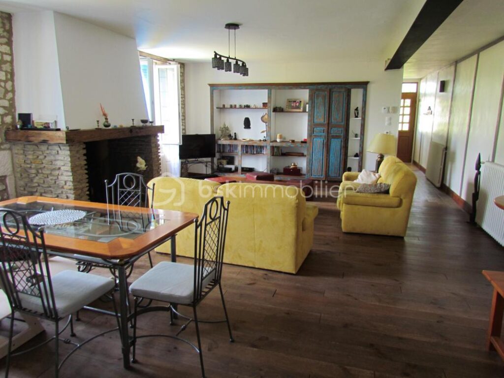 MENSIGNAC (24350) Près PERIGUEUX ,MAISON PERIGOURDINE de 223 m² à COUP DE COEUR !! – 7 pièces – 5 chambres – 223 m²