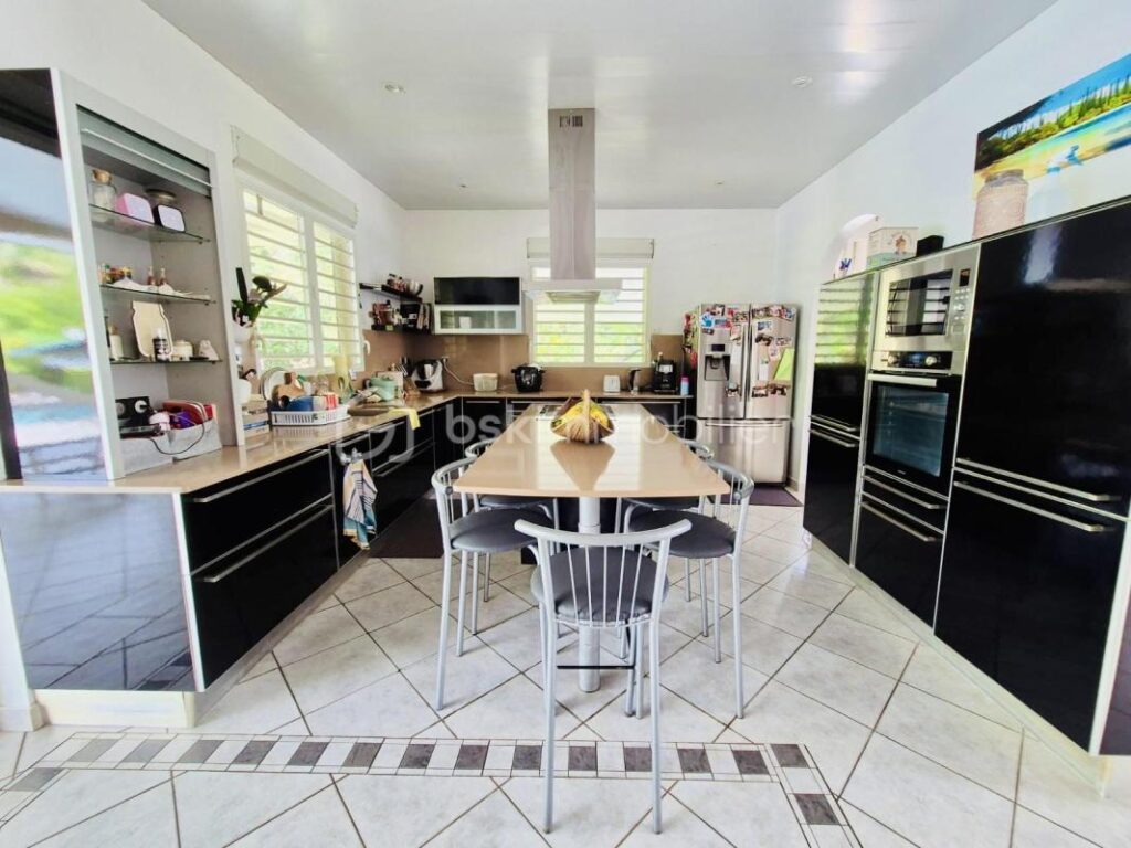 Superbe villa T4 de 200m2 à Matoury – 4 pièces – 3 chambres – 200 m²