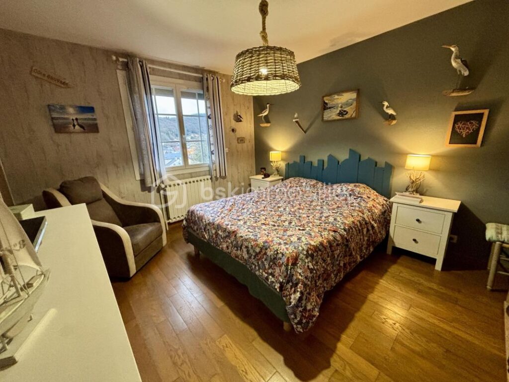 Maison Individuelle rénovée 5 pièces avec Sous-Sol Complet, garage et jardin – Nouzonville – 5 pièces – 4 chambres – 121 m²