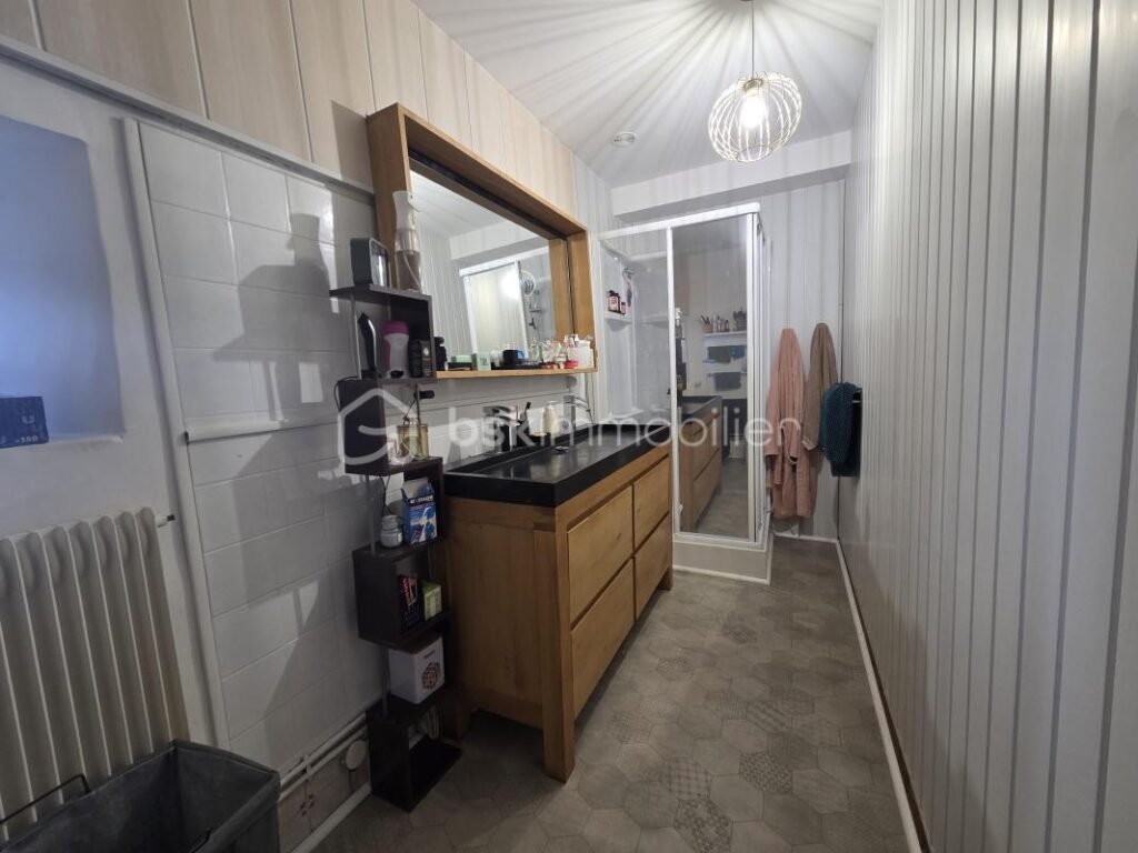 Maison de caractère 100 m² à Limalonges avec jardin, garage et cave voutée – 3 pièces – 2 chambres – 100 m²