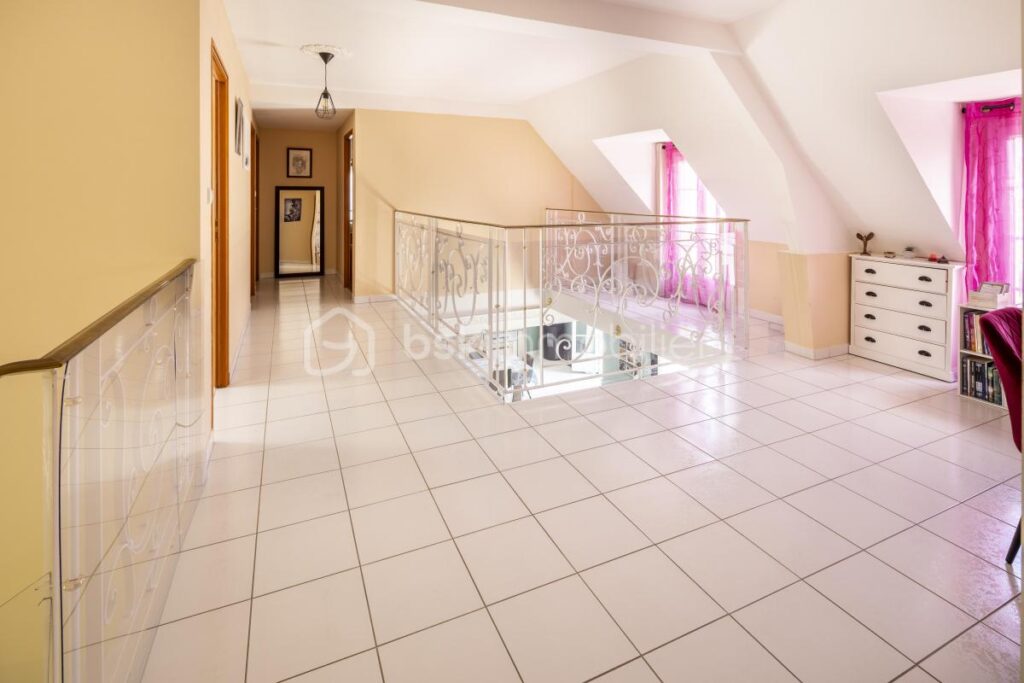 Propriété comprenant une maison d’habitation et un Gîte idéalement située – 13 pièces – 7 chambres – 324 m²