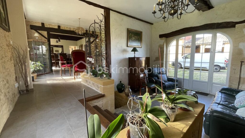 Magnifique bâtisse en pierre de 219m² habitable avec environ 658m² de dépendance sur 10600m² partiellement clos – 7 pièces – 4 chambres – 219 m²