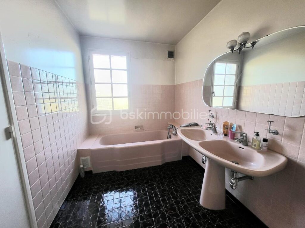 IDÉAL INVESTISSEUR / MARCHAND DE BIENS – Fort potentiel de rentabilité et plus-value – 264 m² sur 3 125 m² terrain – 15 pièces – 10 chambres – 264 m²