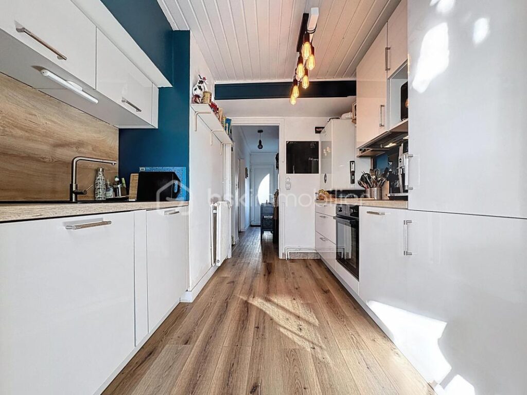 Maison de ville rénovée au coeur de Montebourg – Avec terrain, cour arrière, grange – 4 pièces – 2 chambres – 94 m²