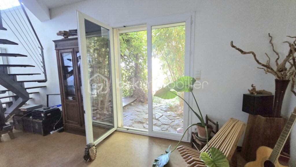 Villa d’Architecte, de 2003, 1 ECRIN DE SERENITE :178 m² – 5 Chambres – Piscine et terrain de 1425 M² ! – 7 pièces – 5 chambres – 178 m²