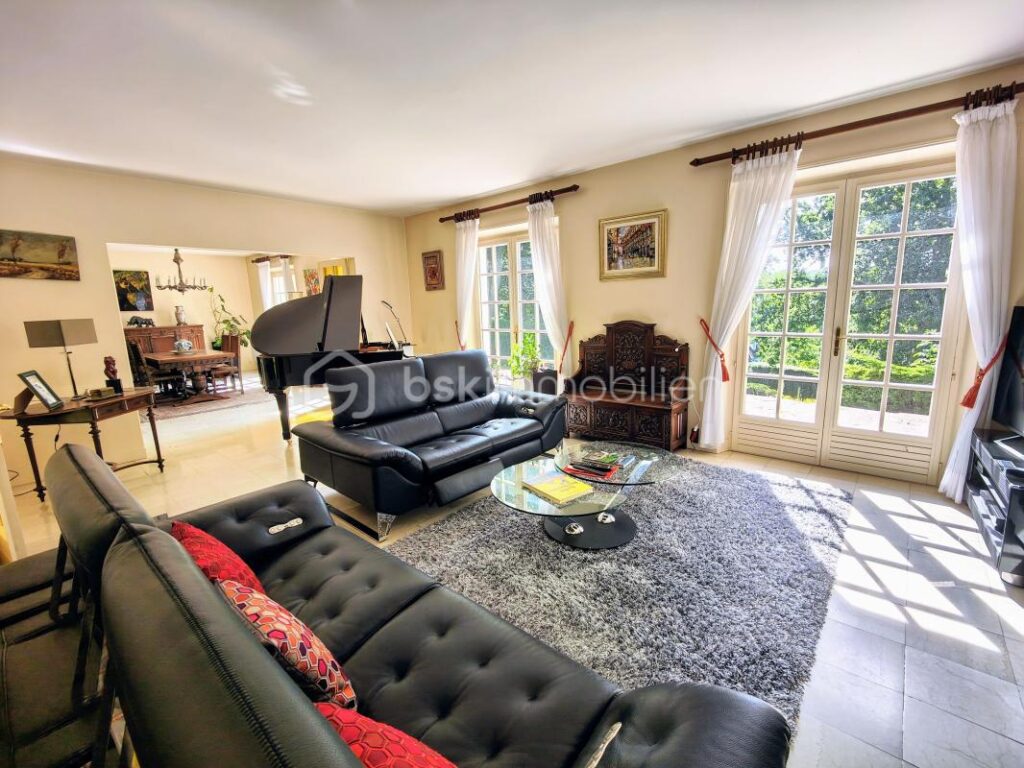 Propriété 2 maisons parc boisé privé av tennis – 11 pièces – 6 chambres – 234 m²