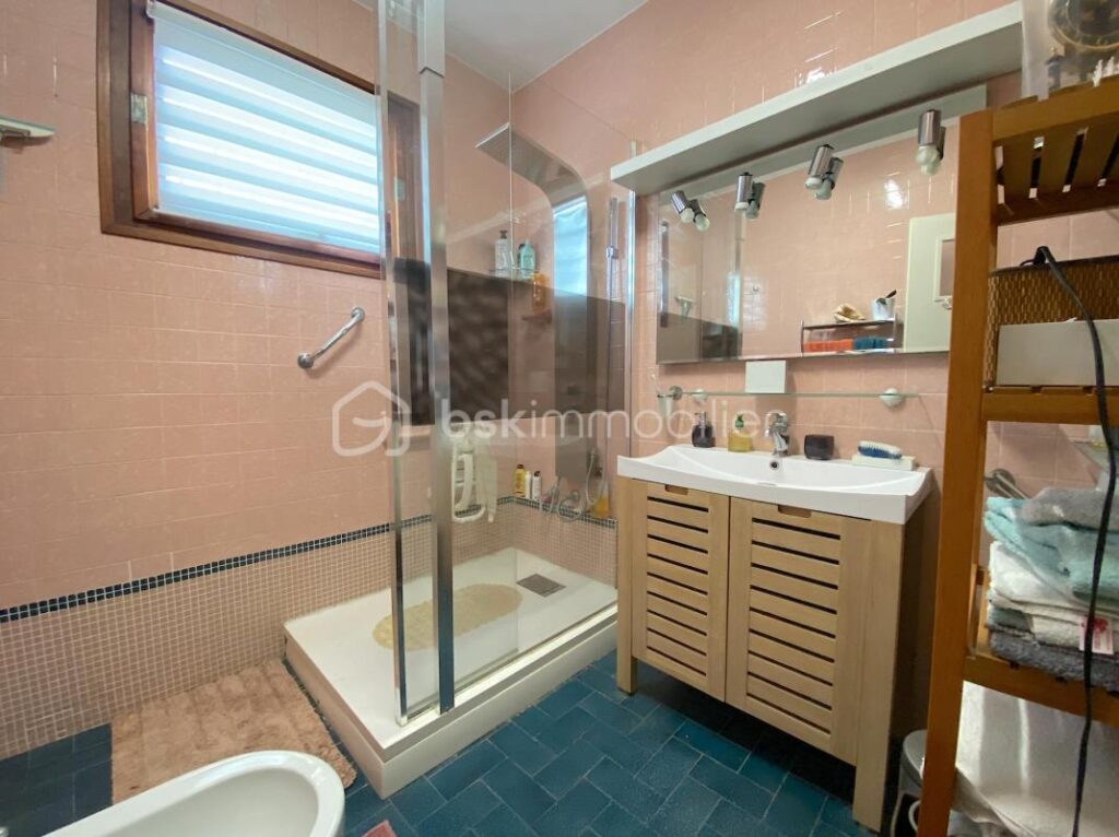 Maison avec 4 chambres + une piscine couverte + un garage de 110m2 !!! De l’espace, du calme et de l’authenticité !!!! – 8 pièces – 4 chambres – 248 m²