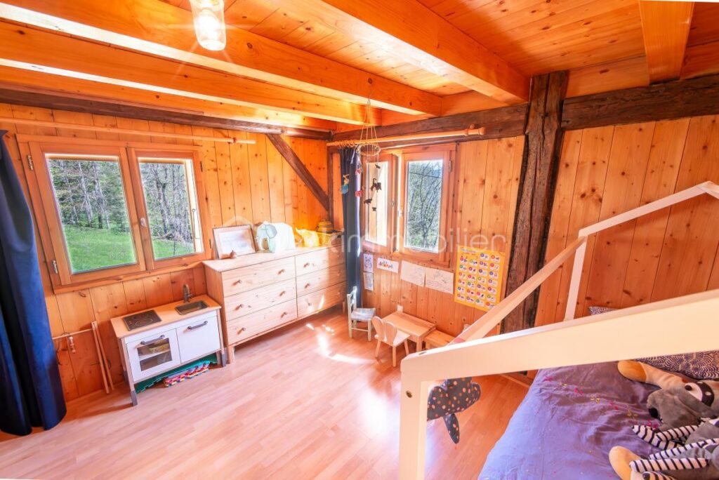 74130 – BRIZON – CHALET RÉNOVÉ 160M2 (144M2 HABITABLES) – TERRASSE, POTAGER – SUPERBE CADRE NATUREL – PROCHE DE LA VALLÉE DE L’ARVE – 6 pièces – 3 chambres – 144 m²