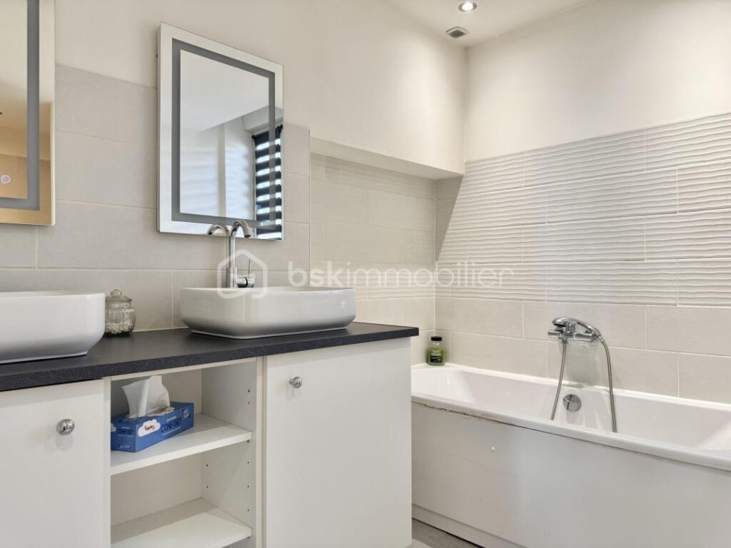 Maison de maître rénovée avec piscine , Jardin et Place de Parking à Saint-Chinian – 6 pièces – 5 chambres – 180 m²