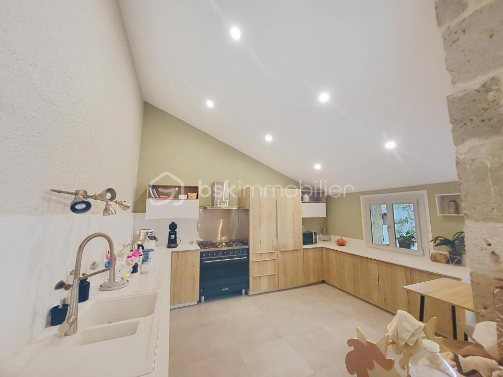 MAISON EN PIERRE- 4 CHAMBRES-JARDIN-PISCINE-GARAGE – 7 pièces – 4 chambres – 192 m²