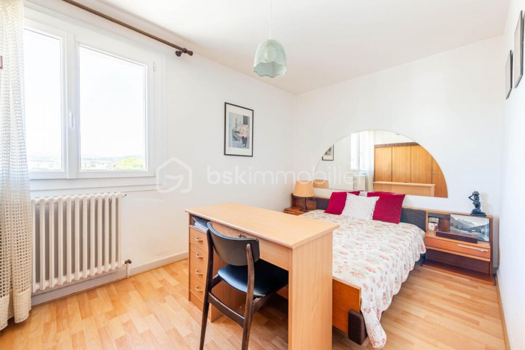 Joli 4 pièces en étage élevé avec vue panoramique / Cave + Parking commun / Garage en sus – 3 pièces – 2 chambres – 82 m²