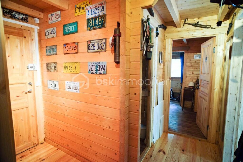 Chalet récent en bois au bord de la rivière sur un terrain plat de 5 460 m² – 3 pièces – 2 chambres – 70 m²