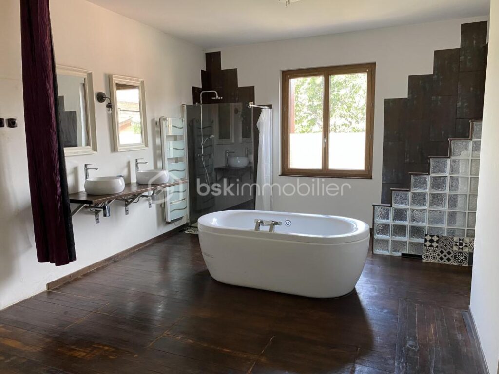 Maison de charme au cœur du village de Nègrepelisse – 5 pièces – 3 chambres – 165 m²