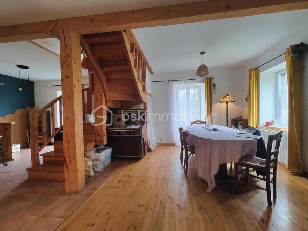 🏡 Maison de charme en pierre – 7 pièces – Vue exceptionnelle sur le Puy-de-Dôme – 7 pièces – 5 chambres – 150 m²