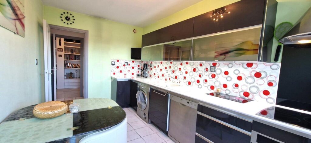 T4/ T3 – 17ème Etage – Vue Montagnes et Grenoble – Matériaux Nobles – 4 pièces – 2 chambres – 104 m²