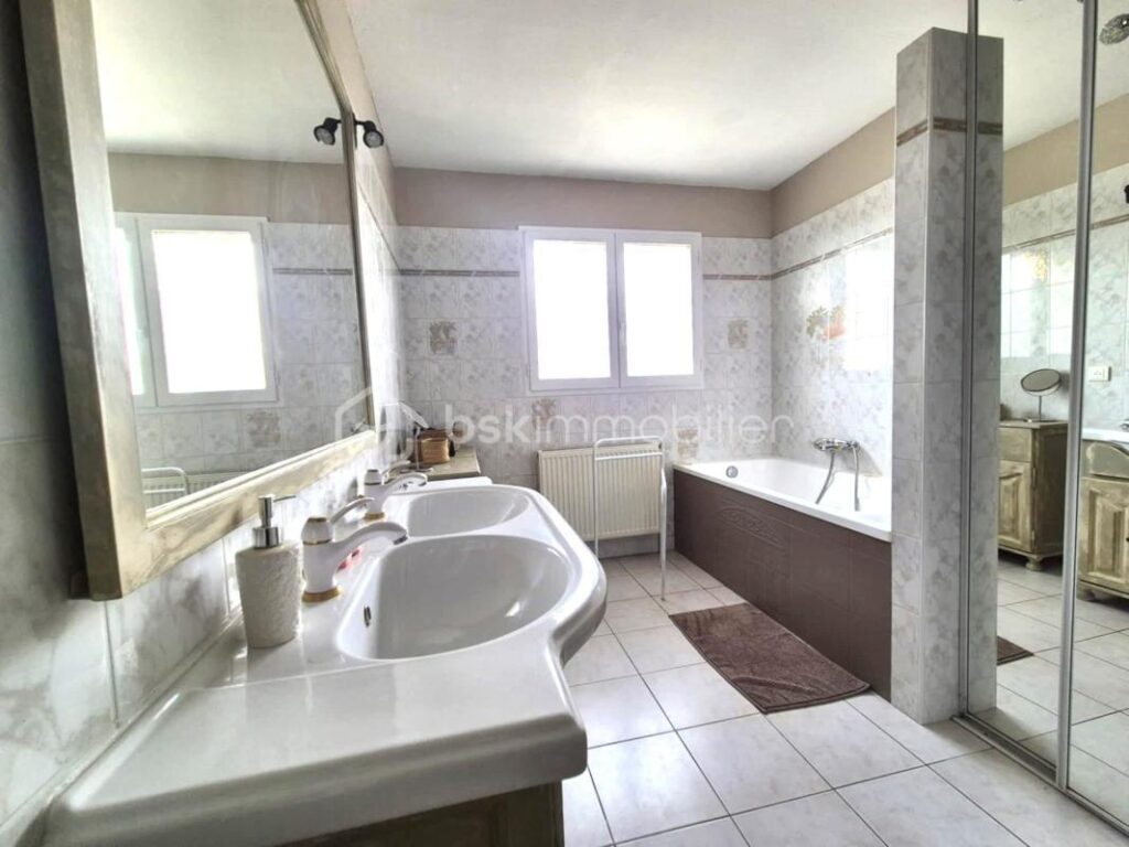 Propriété rare :Villa avec piscine et 3 dépendances locatives – Un placement idéal – 9 pièces – 7 chambres – 190 m²