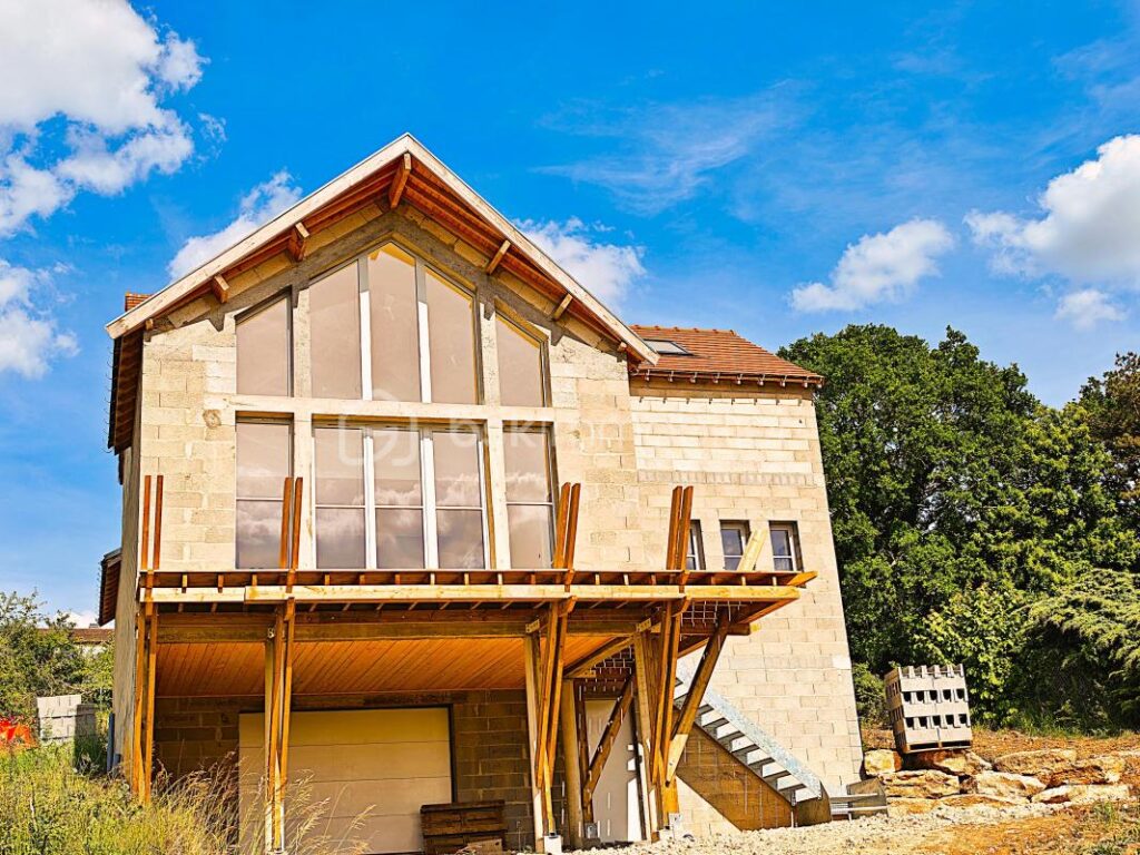 Maison exceptionnelle vue panoramique, d’une superficie de 144 m², sur sous-sol de 56 m² édifié sur terrain de 410 m² arboré et paysagé, RT 2020, 4 chambres, une salle d’eau, une salle de bain, 2 wc séparés – 6 pièces – 4 chambres – 144 m²