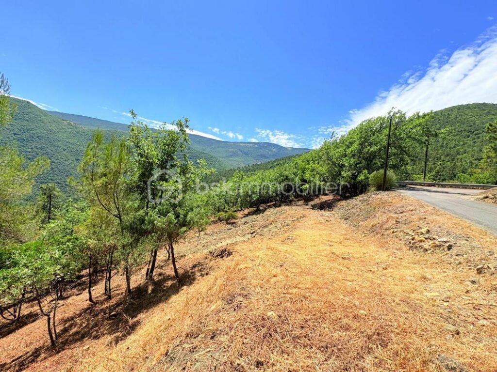 Terrain constructible de 1 605 m² – Vue panoramique – Pierrefeu (06910) À seulement 45 minutes de Nice, dans un cadre naturel privilégié – NR pièces – NR chambres – 1605 m²