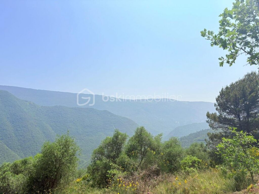 🌿 Rare terrain constructible de 1 562 m² Avec Permis de Construire validé– Vue à couper le souffle sur la vallée de l’Estéron – NR pièces – NR chambres – 1562 m²