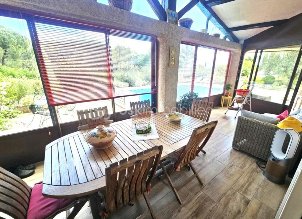 A Les Arcs (Var) – Maison traditionnelle de charme de 130 m² sur 2400 m² de terrain – Quartier résidentiel prisé – dépendance – piscine – Garage – 5 pièces – 3 chambres – 130 m²