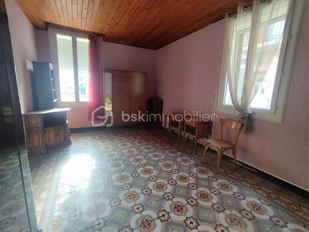 MAISON DE VILLAGE 300M2 OU ENSEMBLE IMMOBILIER DE 3 APPARTEMENTS – BROUILLA – 11 pièces – 8 chambres – 300 m²