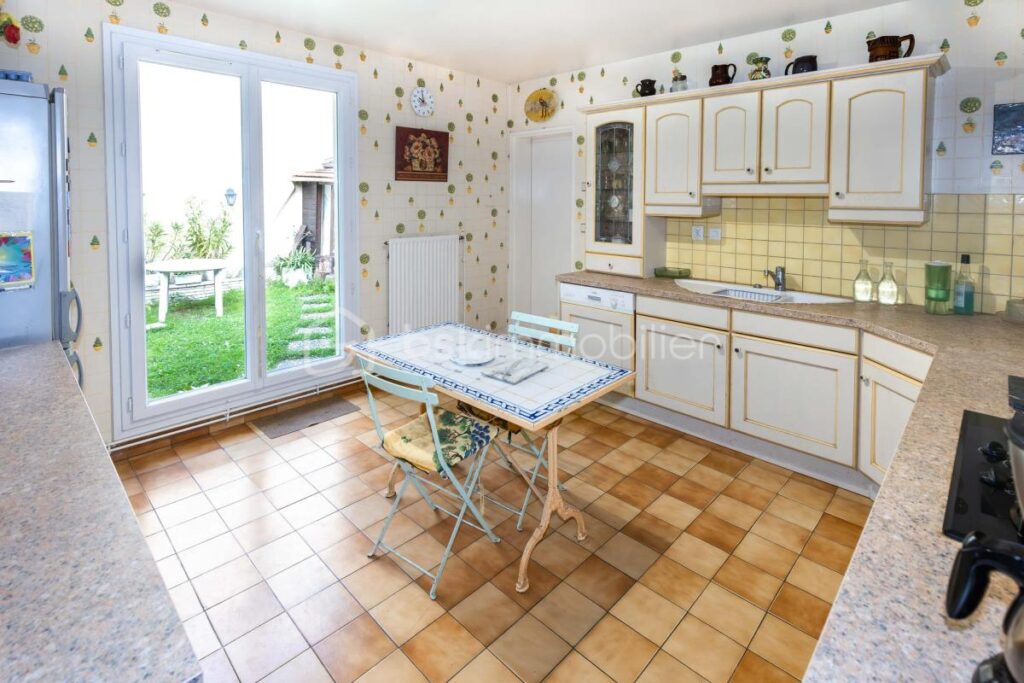 Maison de plain-pied – 151 m² – Jardin arboré d’environ 800 m² – 5 pièces – 3 chambres – 151 m²