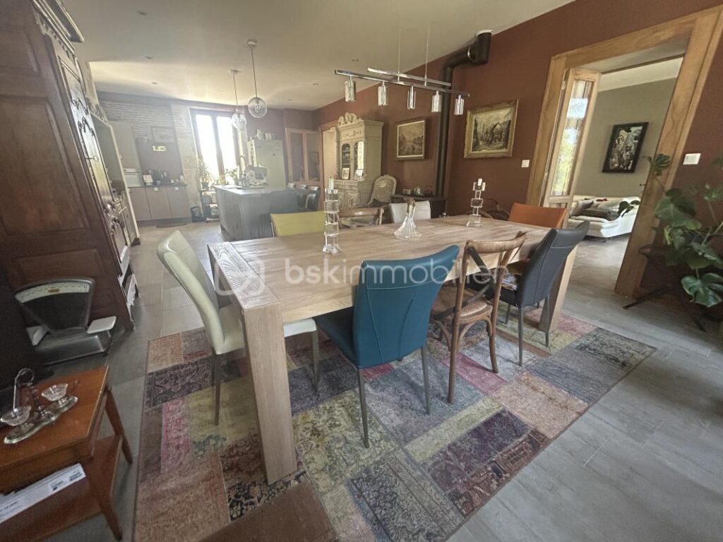 MAGNIFIQUE PROPRIETE EN PIERRES – VUE – CALME – GITES – DEPENDANCES – SOURCE – ETANG – NR pièces – NR chambres – 885 m²