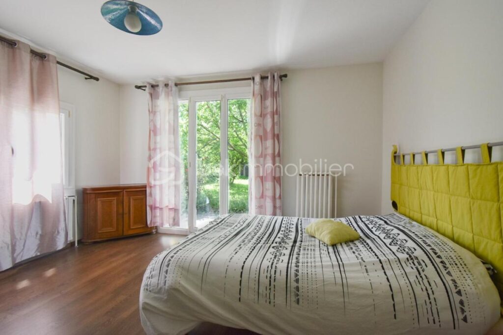 Maison familiale de 167m2 proche commodités – 7 pièces – 5 chambres – 167 m²