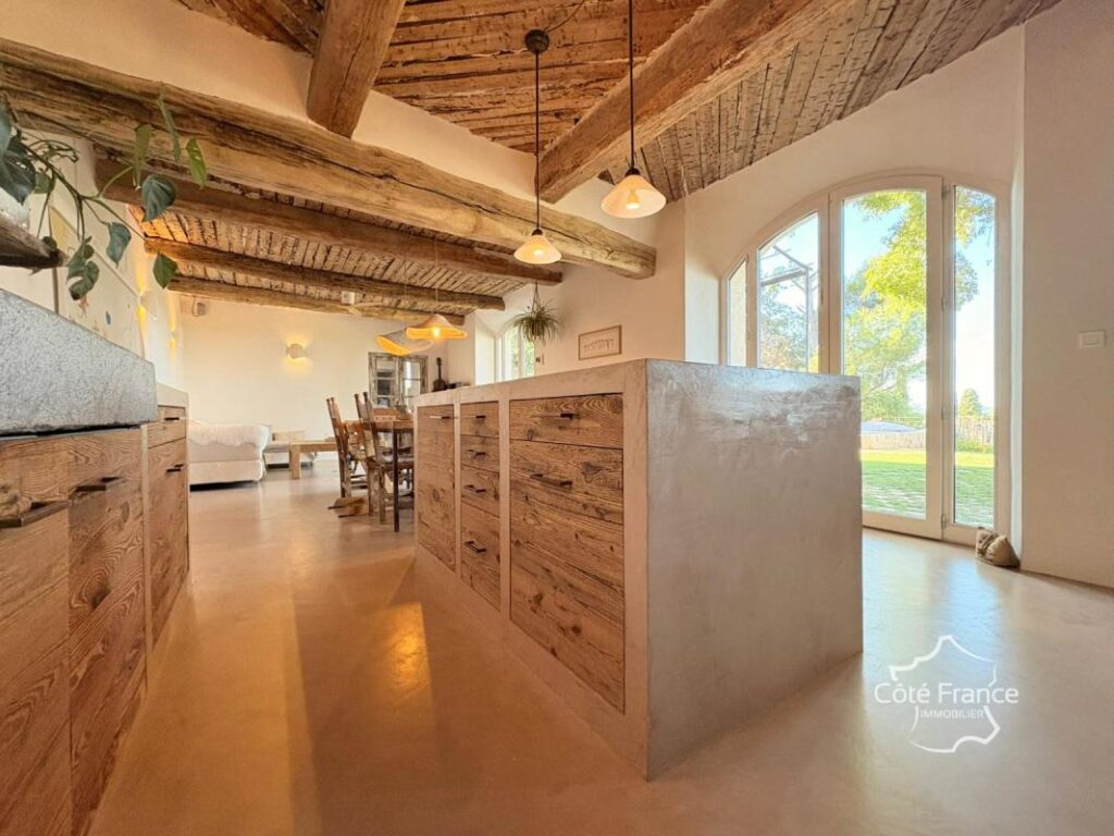 VILLA DE LUXE AVEC PISCINE ET VUE MAGNIFIQUE – 9 pièces – 6 chambres – 239 m²