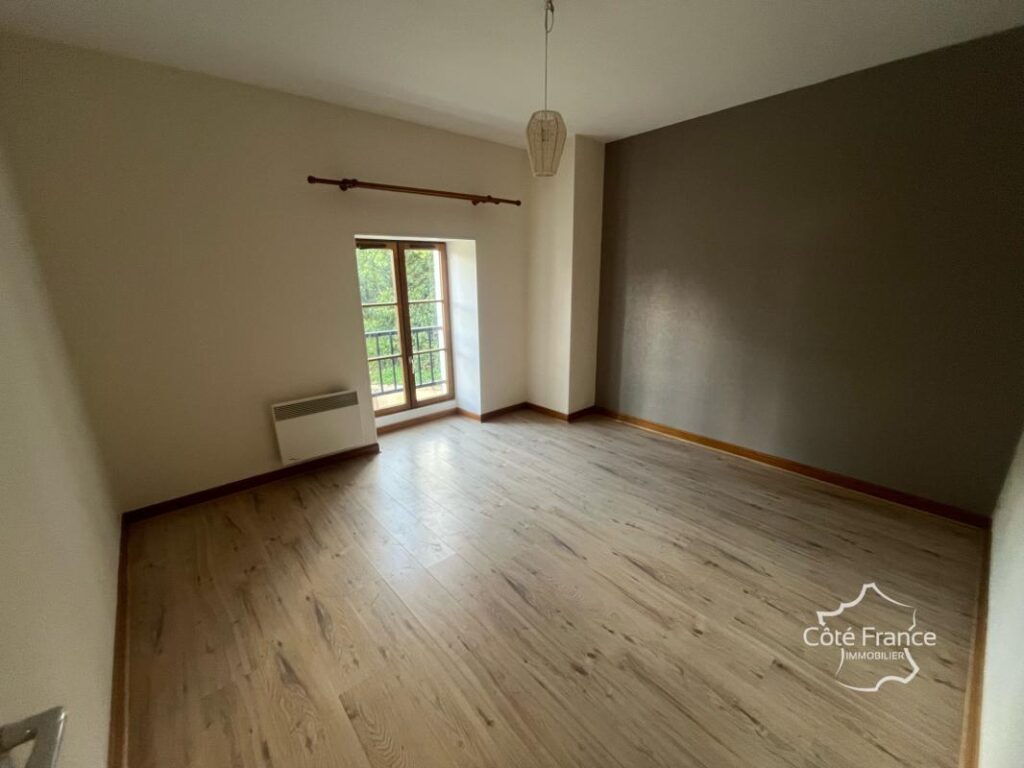 Charmante longère de 160 m2 habitables avec dépendances et j – 6 pièces – 4 chambres – 160 m²