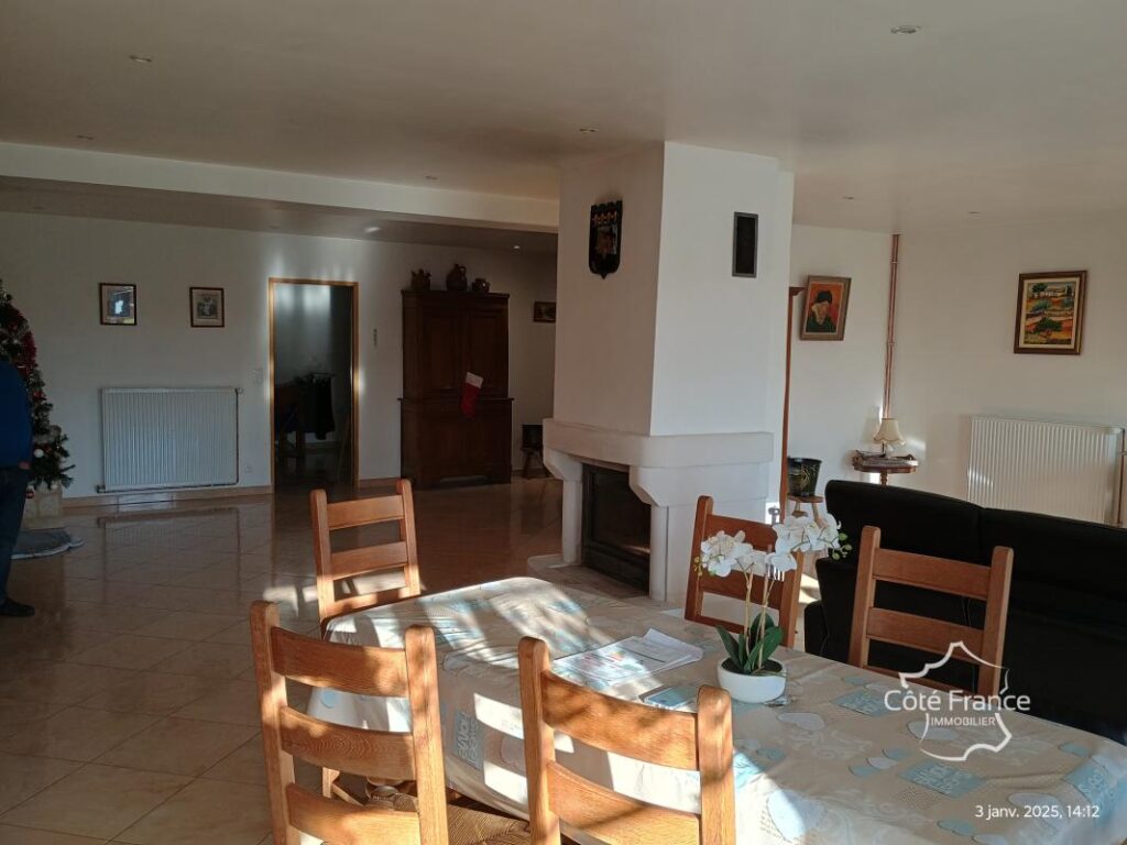 AISNE – VERVINS – CORPS DE FERME sur plus de 5500 m2 de terr – 8 pièces – 3 chambres – 185 m²