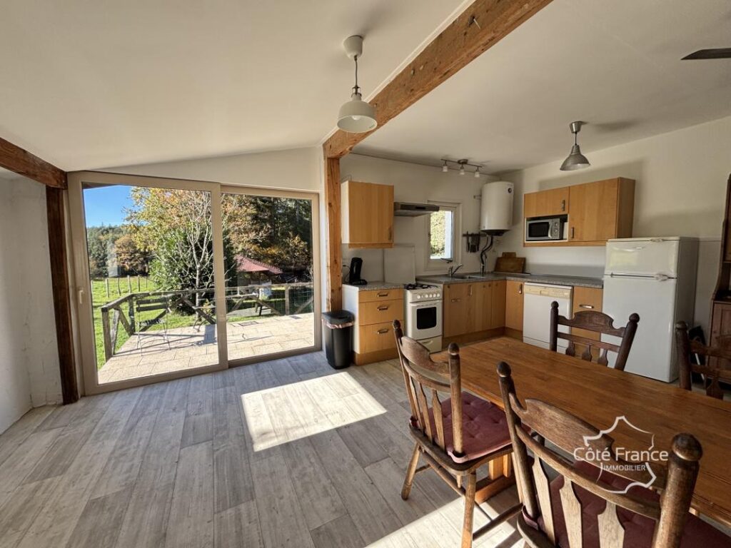 Maison d’été très charmante avec plus de 5 hectares du terra – 3 pièces – 2 chambres – 65 m²