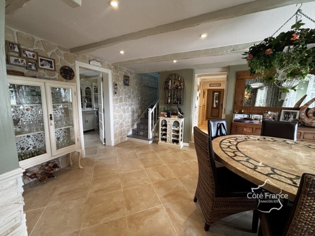 Magnifique propriété avec maison d’habitation, gîtes et pisc – 11 pièces – 7 chambres – 265 m²