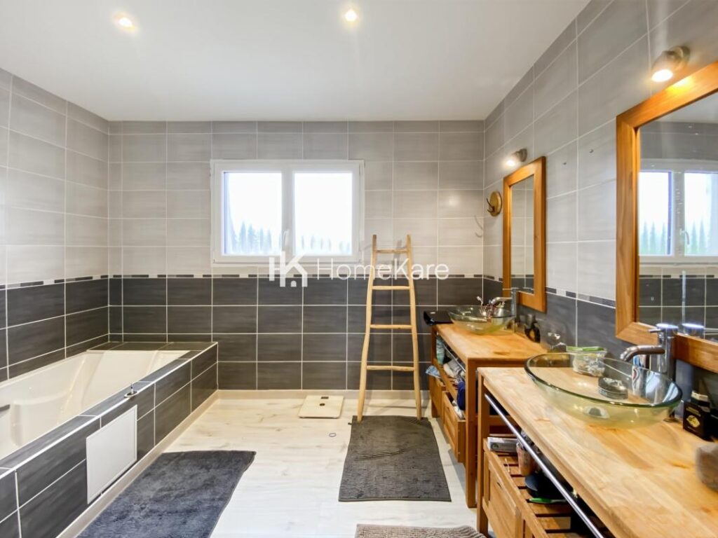 VILLA AVEC VUE, PISCINE, DEPENDANCE ET GRAND GARAGE – 8 pièces – 6 chambres – 275 m²