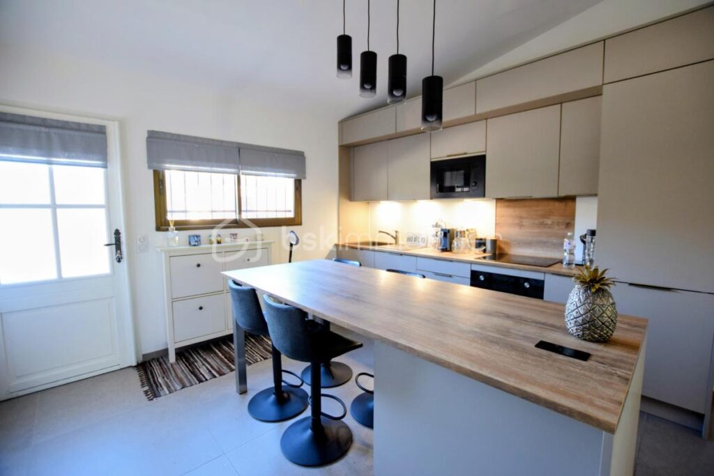 MAGNIFIQUE MAISON RÉNOVÉE 3 PIÈCES PLAIN-PIED DANS UN DOMAINE DE RÊVE – 3 pièces – 2 chambres – 72 m²