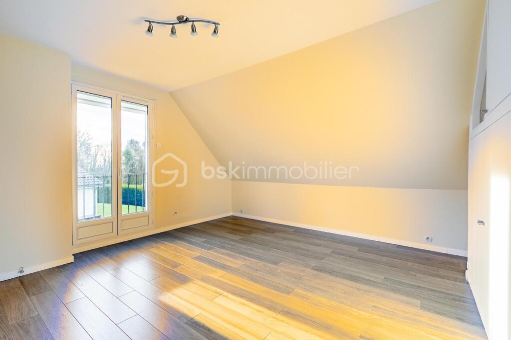 Maison familiale type ‘ORANGER’ 210m² à SAINT-WITZ – 8 pièces – 5 chambres – 210 m²