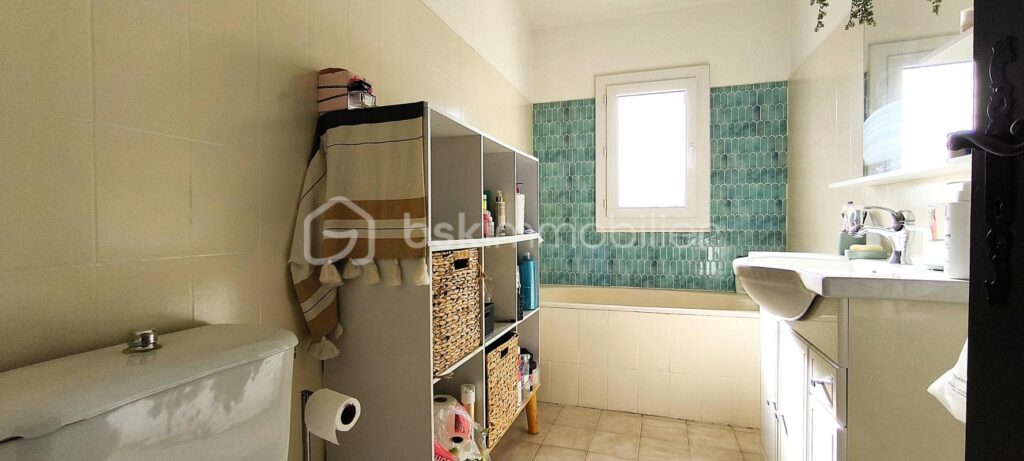 MAISON DE 5 PIÈCES DE 102 M2 HABITABLE , SUR UN ÉTAGE , AVEC 4 CHAMBRES , UN GARAGE ET UN JARDIN SUR SALON DE PROVENCE – 5 pièces – 4 chambres – 102 m²