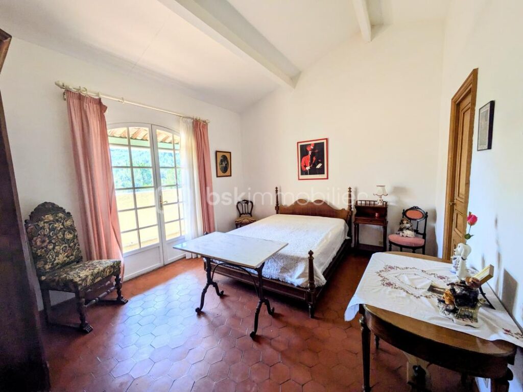 Maison d’architecte de 208m2 au calme sur terrain clos et sécurisé – 6 pièces – 4 chambres – 208 m²