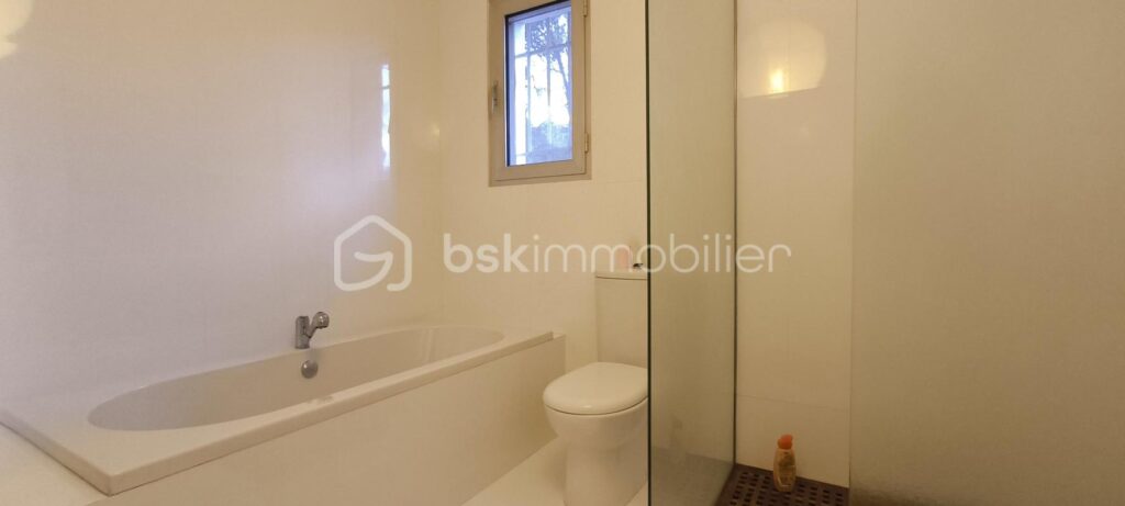 Magnifique maison sur une grande parcelle avec une dépendance et un garage , au bord de la plage de l’étang de Berre , sur Saint-Chamas – 4 pièces – 3 chambres – 127 m²