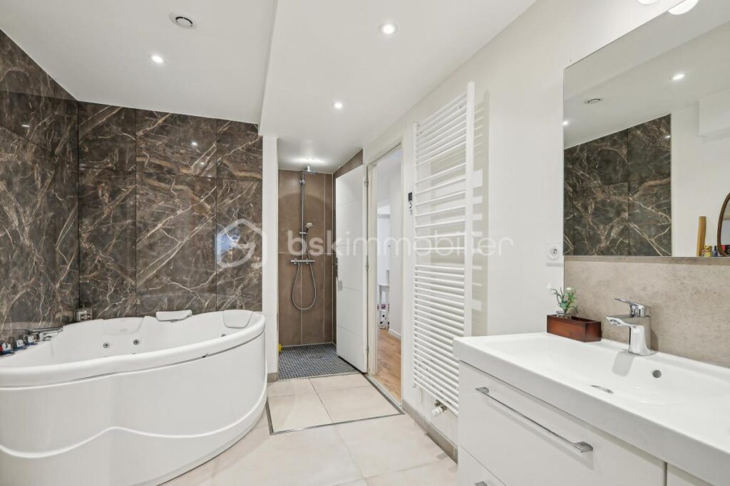 Un espace de vie exceptionnel avec de multiples terrasses ! – 7 pièces – 4 chambres – 234 m²