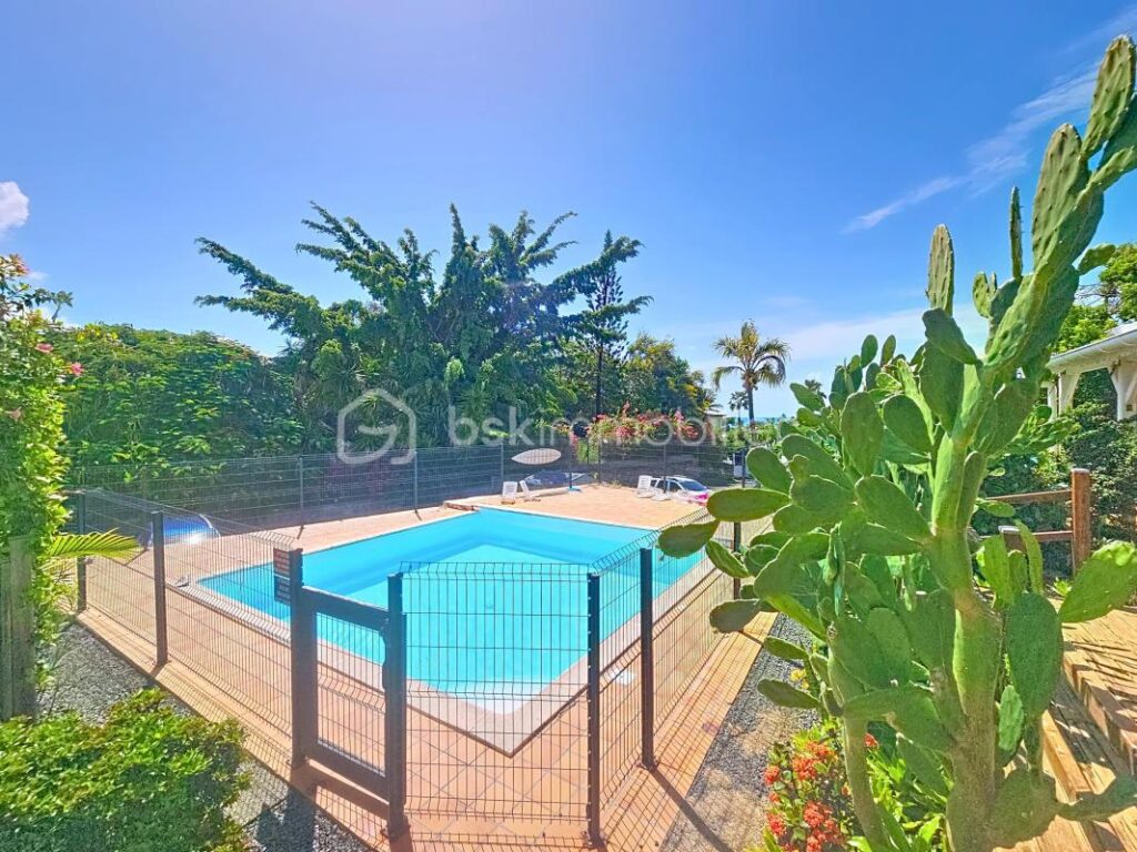 Jolie maison mitoyenne dans petite copropriété avec piscine – 2 pièces – 1 chambre – 33 m²