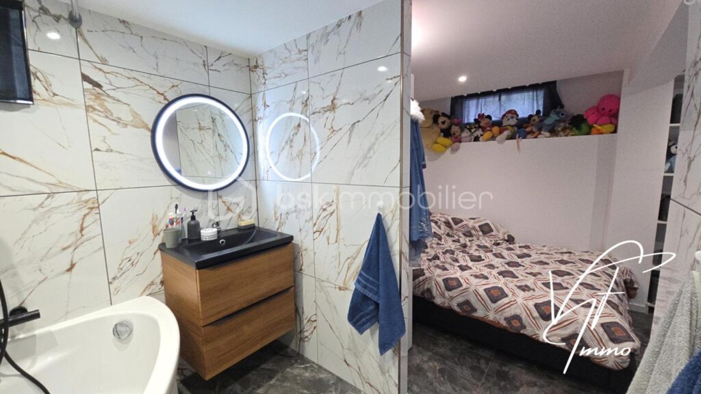 Castellet – Maison divisée en deux logements dans résidence sécurisée avec piscine – 5 pièces – 3 chambres – 92 m²