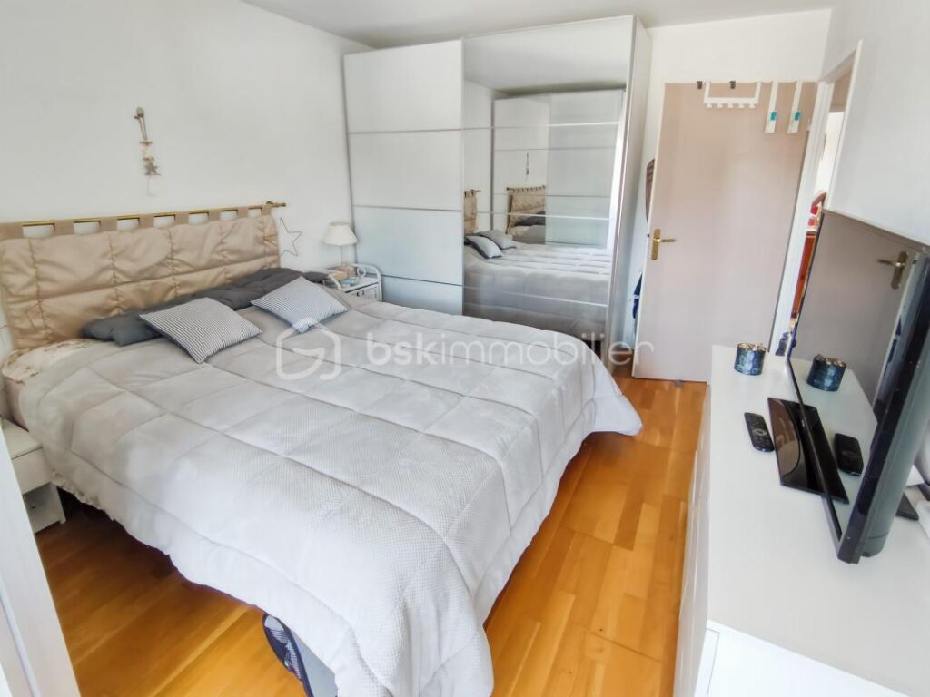 SUPERBE APPARTEMENT F4 DANS RESIDENCE DE STANDING AVEC ASCENSEUR A 8′ A PIEDS DE LA GARE + BOX VEHICULE – 4 pièces – 3 chambres – 72 m²