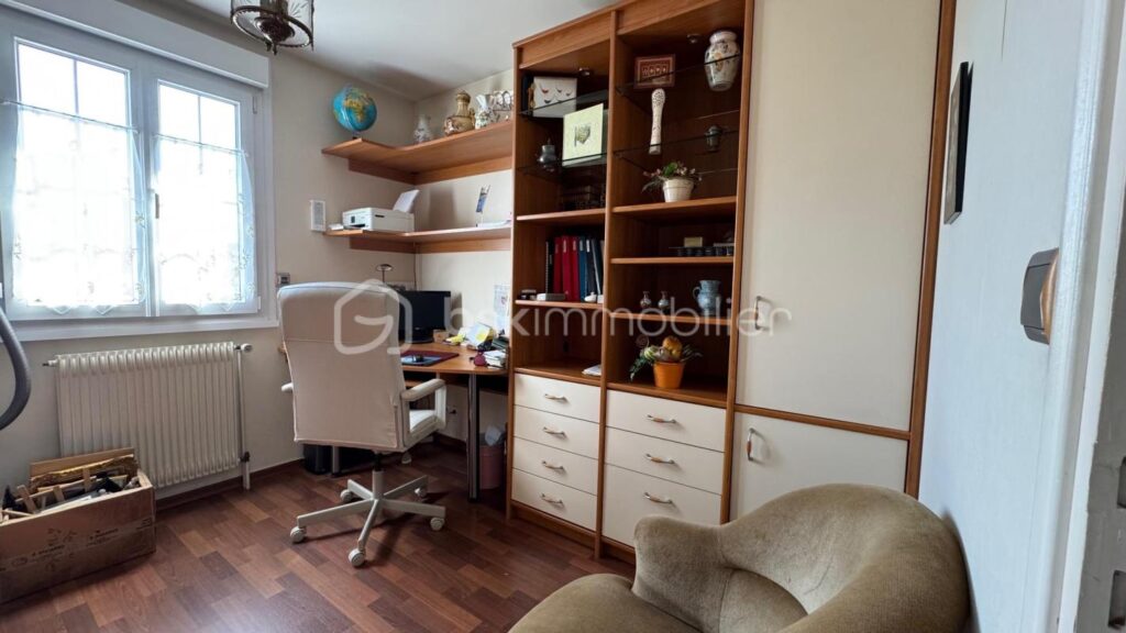 CHARMANTE MAISON TRADITIONNELLE – 8 PIÈCES – 5 CHAMBRES + 1 BUREAU – SOUS-SOL COMPLET – JARDIN CLOS ET ARBORÉ – 8 pièces – 6 chambres – 136 m²