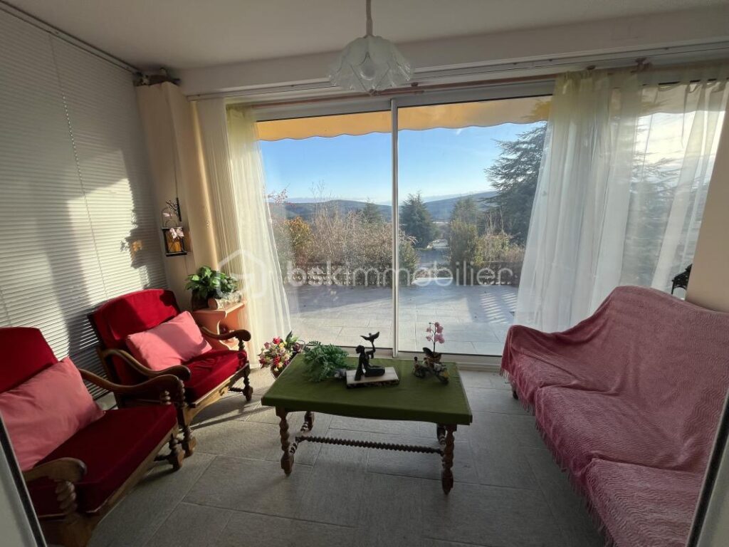 une maison de 145 m² à Saint-Étienne-les-Orgues – 4 pièces – 4 chambres – 143 m²